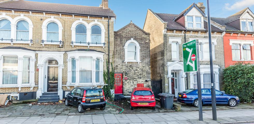 One bedroom coach house located a short walk to both to Highgate station Archway Road, Highgate