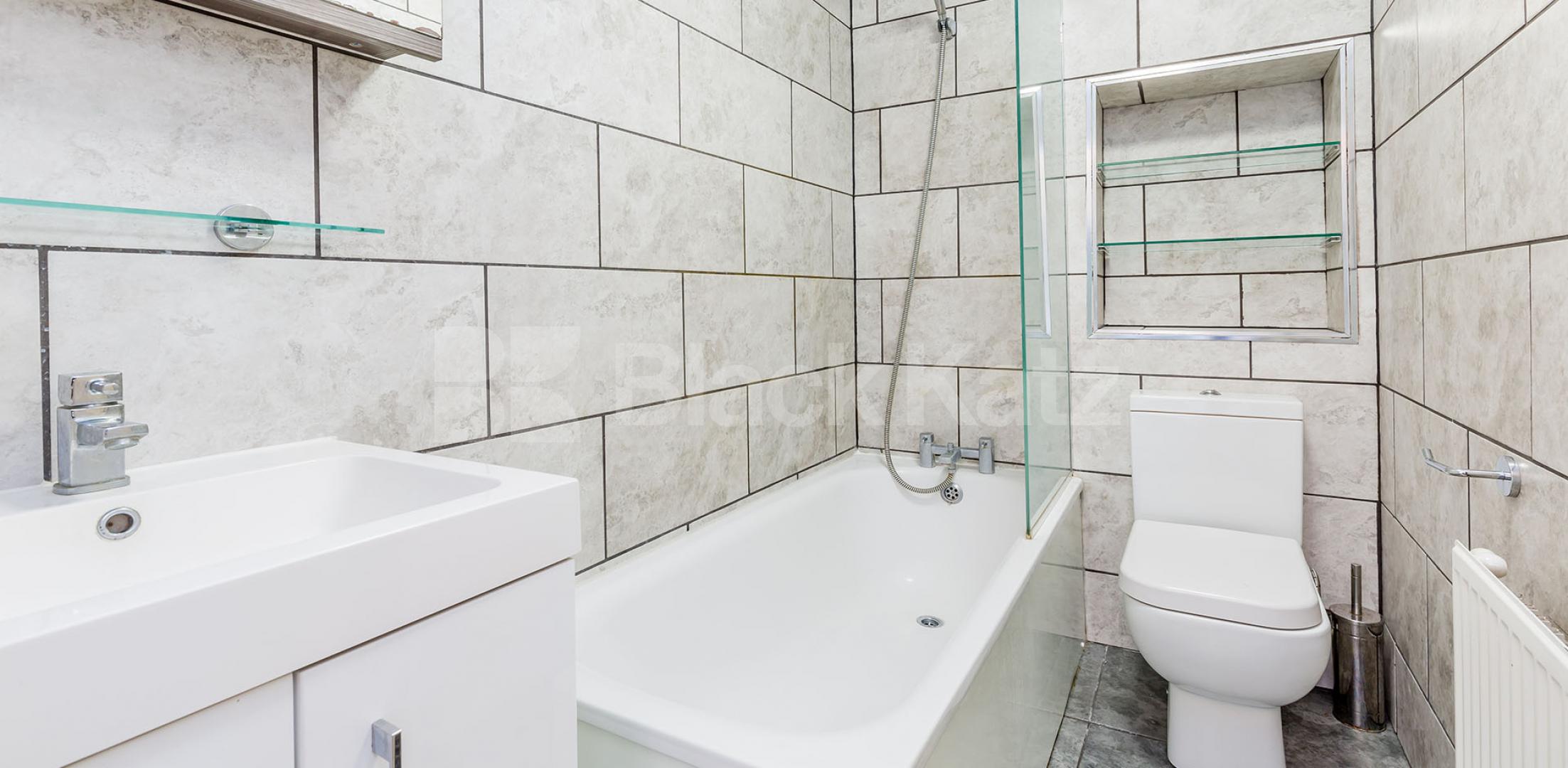 			2 Bedroom, 1 bath, 1 reception Flat			 Dalston Lane, DALSTON