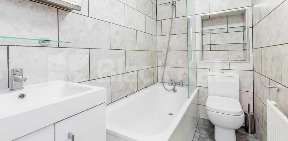 			2 Bedroom, 1 bath, 1 reception Flat			 Dalston Lane, DALSTON