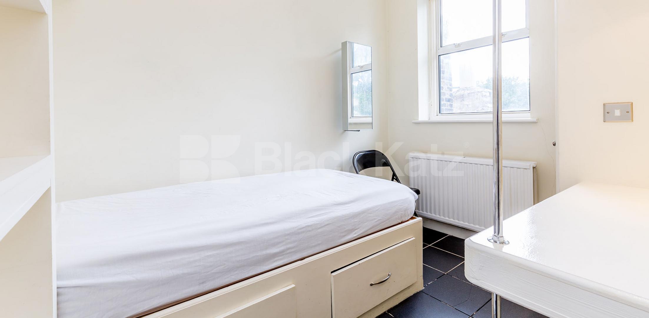 			2 Bedroom, 1 bath, 1 reception Flat			 Dalston Lane, DALSTON