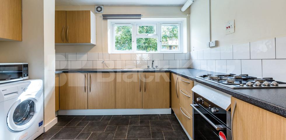 Fantastic spacious two double bed flat mins to shops and transport. Boyton Close, Crouch End