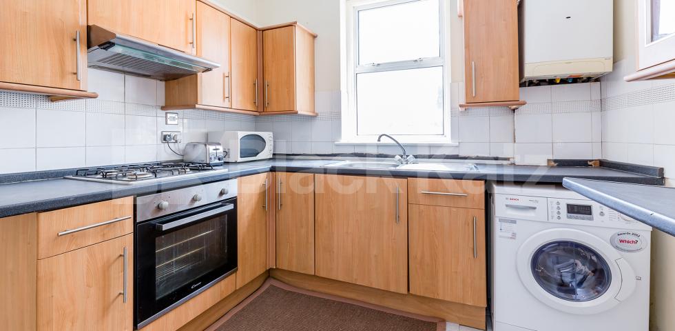 			2 Bedroom, 1 bath, 1 reception Flat			 Dalston Lane, DALSTON