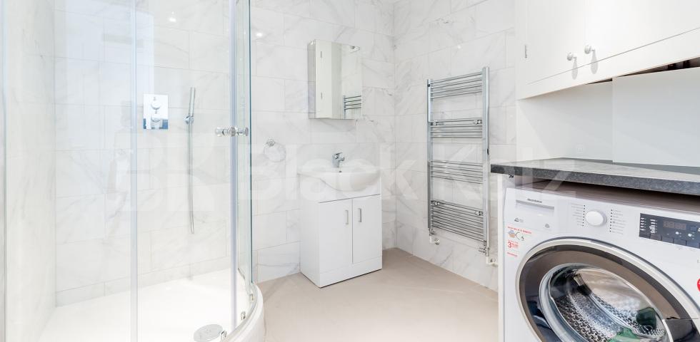 			4 DOUBLE BEDROOMS, 4 Bedroom, 1 bath, 1 reception Flat			 Tomlins Walk, HOLLOWAY