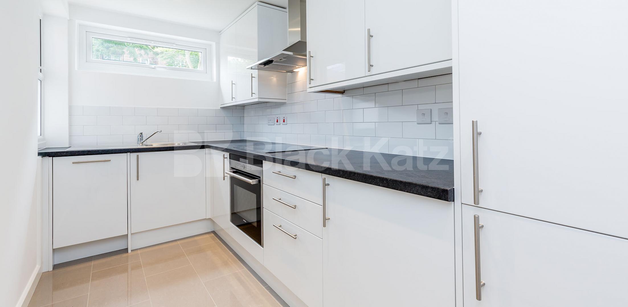 			4 DOUBLE BEDROOMS, 4 Bedroom, 1 bath, 1 reception Flat			 Tomlins Walk, HOLLOWAY