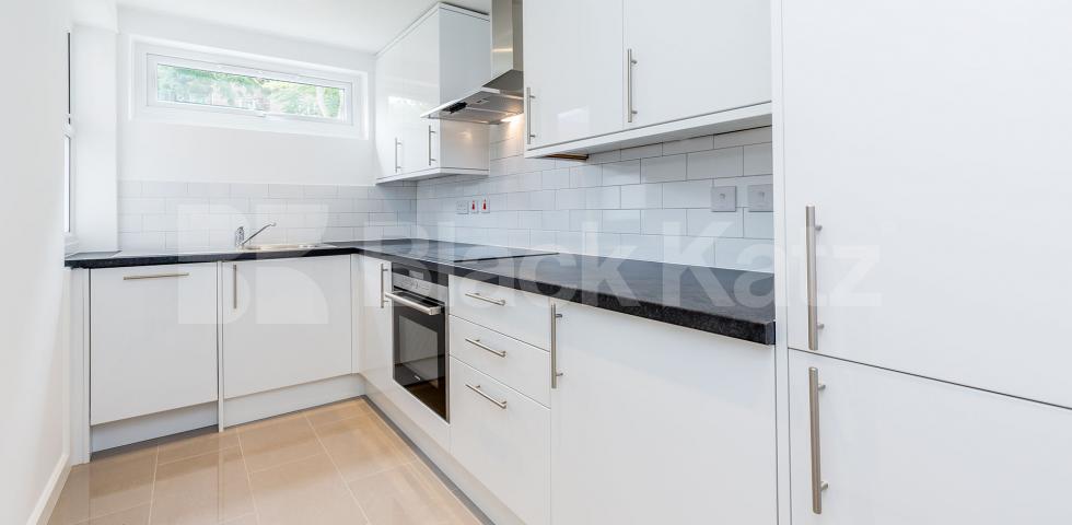			4 DOUBLE BEDROOMS, 4 Bedroom, 1 bath, 1 reception Flat			 Tomlins Walk, HOLLOWAY