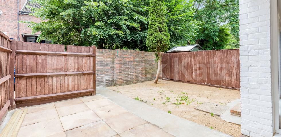 			4 DOUBLE BEDROOMS, 4 Bedroom, 1 bath, 1 reception Flat			 Tomlins Walk, HOLLOWAY