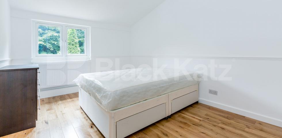			4 DOUBLE BEDROOMS, 4 Bedroom, 1 bath, 1 reception Flat			 Tomlins Walk, HOLLOWAY