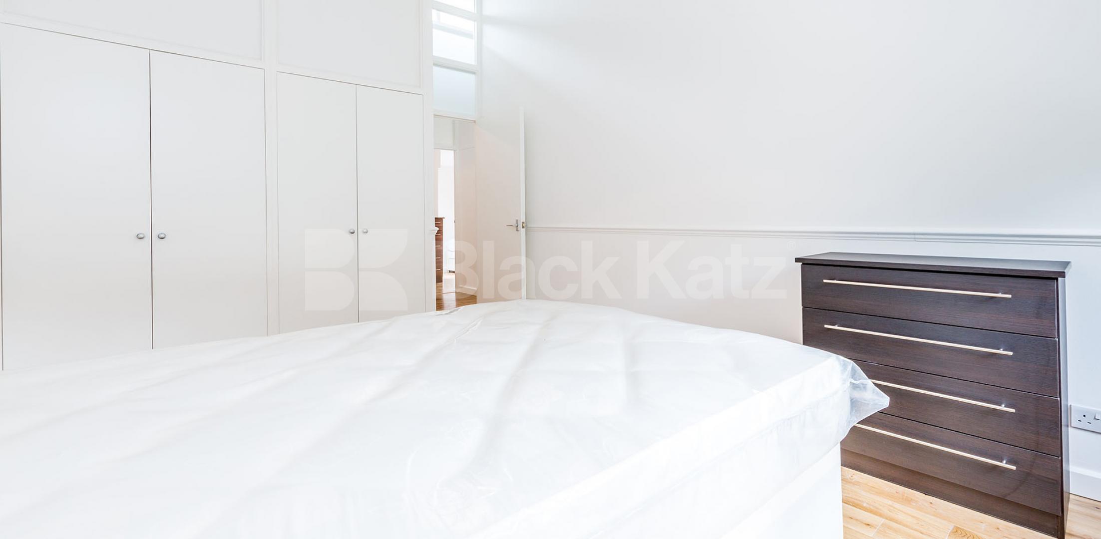 			NEWLY REFURBISHED 4 BEDROOM HOUSE!, 4 Bedroom, 1 bath, 1 reception House			 Tomlins Walk, HOLLOWAY-FINSBURY PARK-ISLINGTON