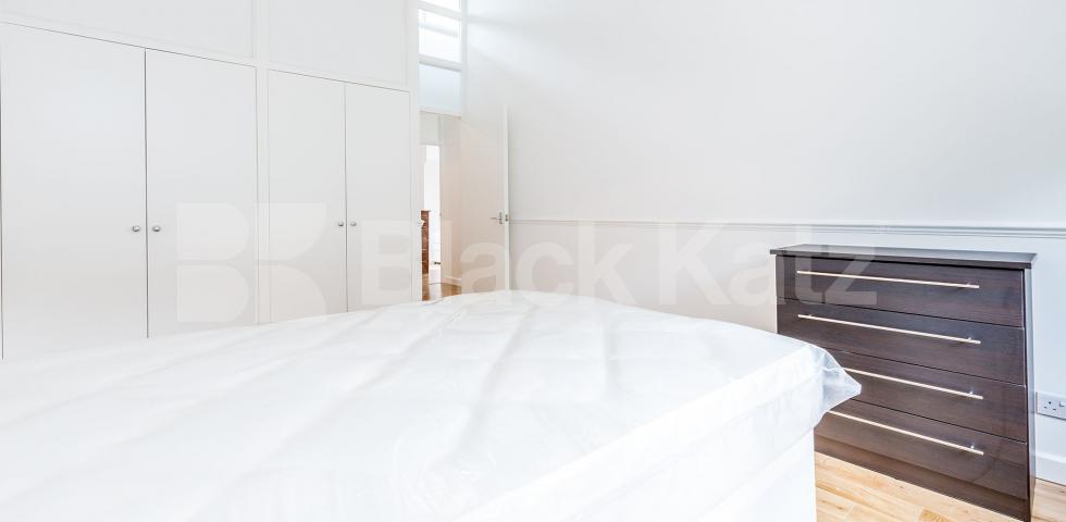 			NEWLY REFURBISHED 4 BEDROOM HOUSE!, 4 Bedroom, 1 bath, 1 reception House			 Tomlins Walk, HOLLOWAY-FINSBURY PARK-ISLINGTON