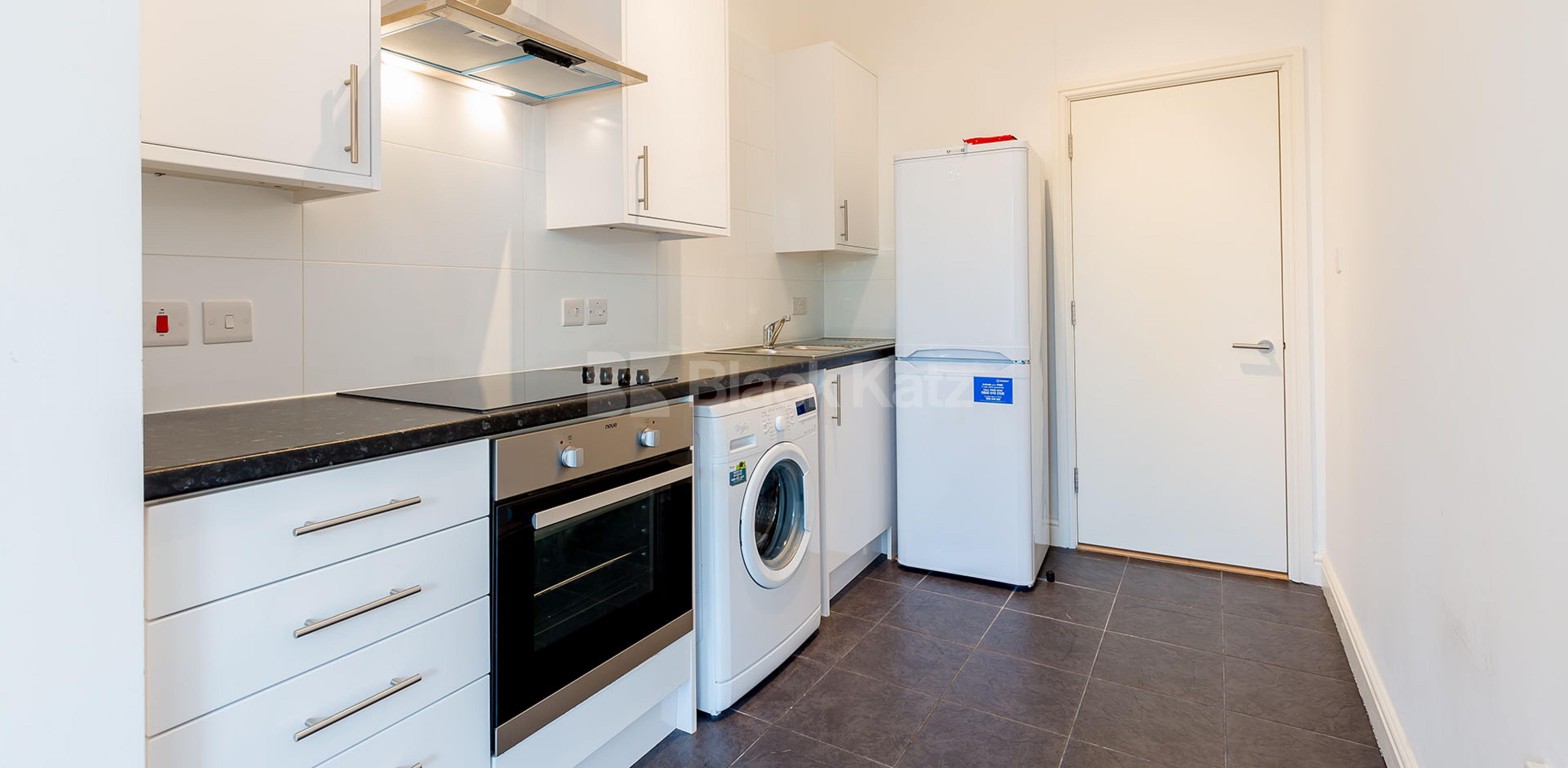 			LARGE 4 BED & LOUNGE, 4 Bedroom, 1 bath, 1 reception Apartment			 Annette Road, HOLLOWAY N7 N7