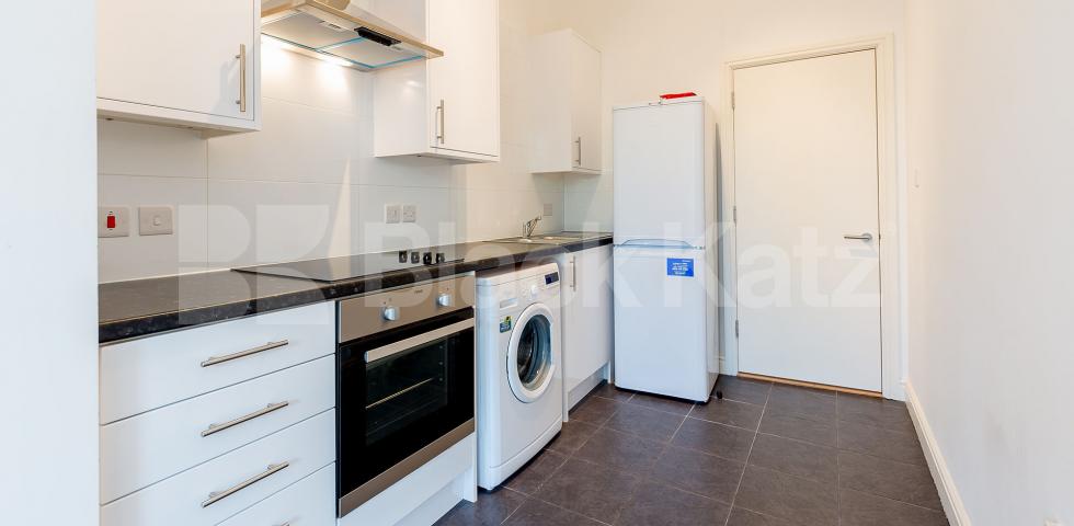 			LARGE 4 BED & LOUNGE, 4 Bedroom, 1 bath, 1 reception Apartment			 Annette Road, HOLLOWAY N7