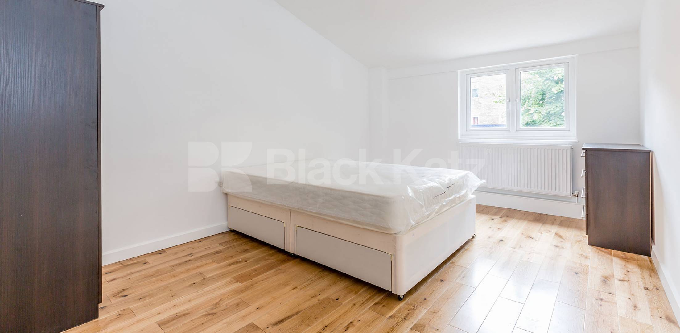 			NEWLY REFURBISHED 4 BEDROOM HOUSE!, 4 Bedroom, 1 bath, 1 reception House			 Tomlins Walk, HOLLOWAY-FINSBURY PARK-ISLINGTON