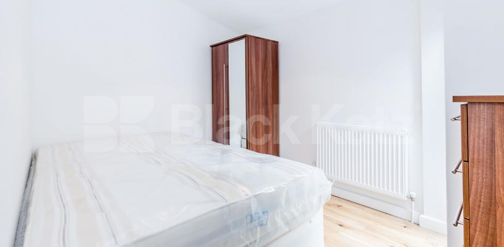 			NEWLY REFURBISHED 4 BEDROOM HOUSE!, 4 Bedroom, 1 bath, 1 reception House			 Tomlins Walk, HOLLOWAY-FINSBURY PARK-ISLINGTON