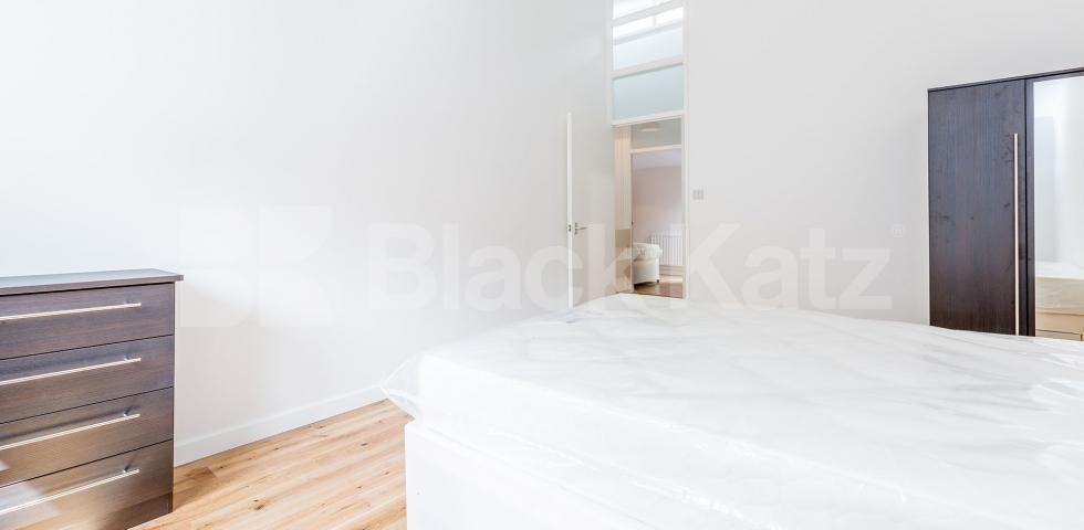 			NEWLY REFURBISHED 4 BEDROOM HOUSE!, 4 Bedroom, 1 bath, 1 reception House			 Tomlins Walk, HOLLOWAY-FINSBURY PARK-ISLINGTON