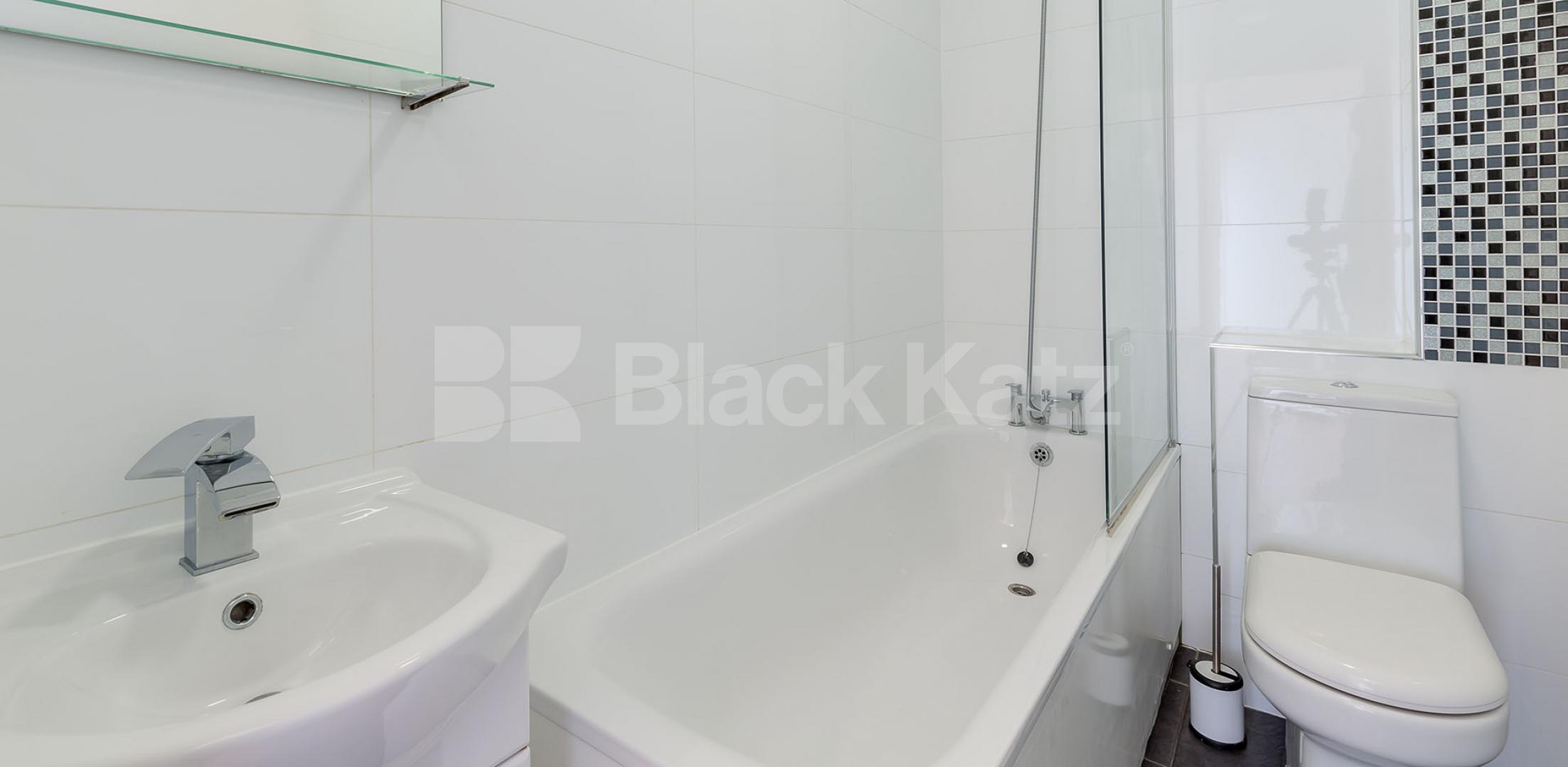 			LARGE 4 BED & LOUNGE, 4 Bedroom, 1 bath, 1 reception Apartment			 Annette Road, HOLLOWAY N7