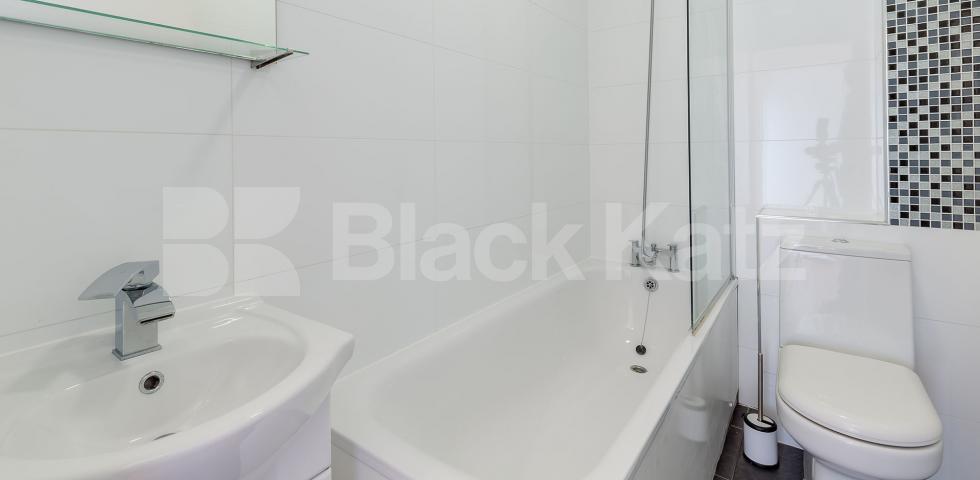 			LARGE 4 BED & LOUNGE, 4 Bedroom, 1 bath, 1 reception Apartment			 Annette Road, HOLLOWAY N7