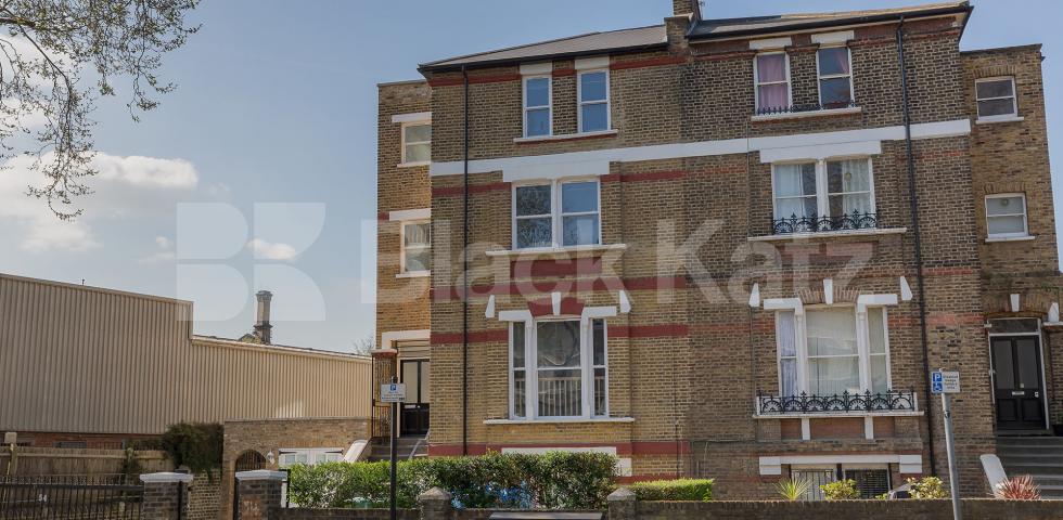 Modern recently refurbished two bed within a period house mins to tube Hillmarton Road, Caledonian Road