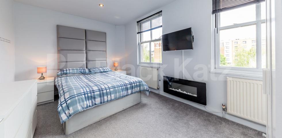 			2 BEDROOM MAISONETTE WITH ROOF TERRACE! MUST SEE, 2 Bedroom, 1 bath, 1 reception Maisonette			 Penton Street N1, ANGEL