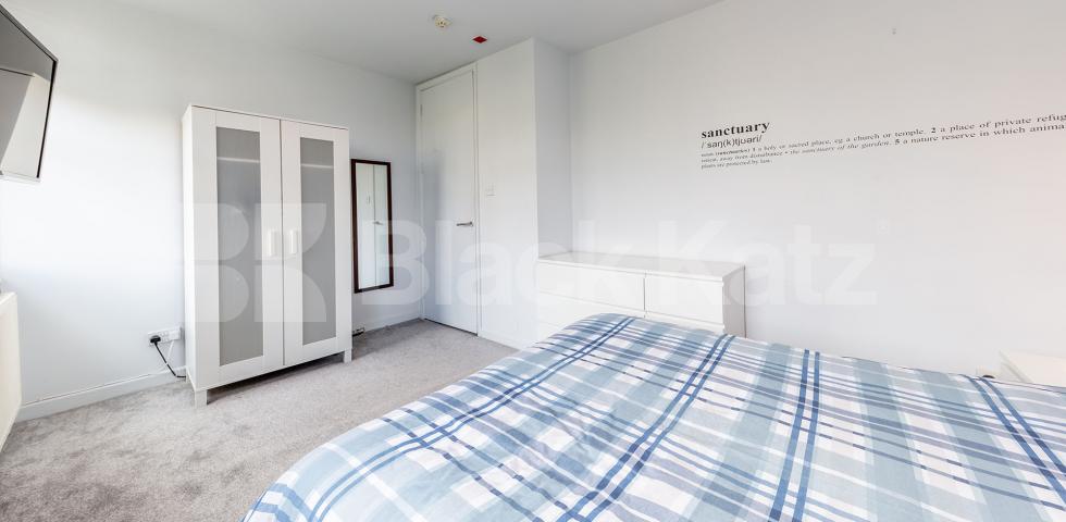 			2 BEDROOM MAISONETTE WITH ROOF TERRACE! MUST SEE, 2 Bedroom, 1 bath, 1 reception Maisonette			 Penton Street N1, ANGEL