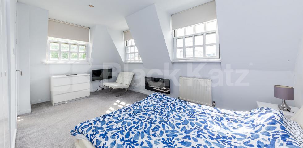 			2 BEDROOM MAISONETTE WITH ROOF TERRACE! MUST SEE, 2 Bedroom, 1 bath, 1 reception Maisonette			 Penton Street N1, ANGEL
