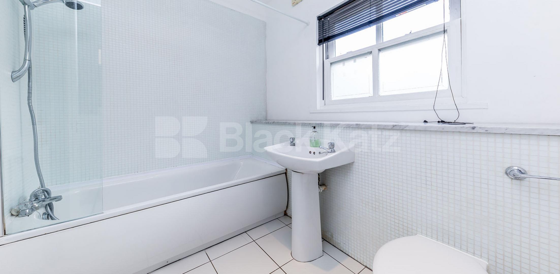 			2 BEDROOM MAISONETTE WITH ROOF TERRACE! MUST SEE, 2 Bedroom, 1 bath, 1 reception Maisonette			 Penton Street N1, ANGEL