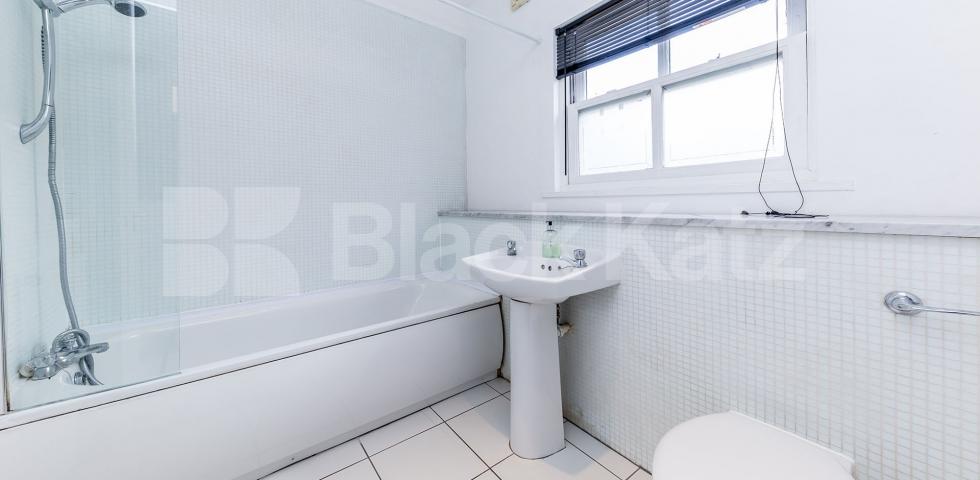 			2 BEDROOM MAISONETTE WITH ROOF TERRACE! MUST SEE, 2 Bedroom, 1 bath, 1 reception Maisonette			 Penton Street N1, ANGEL