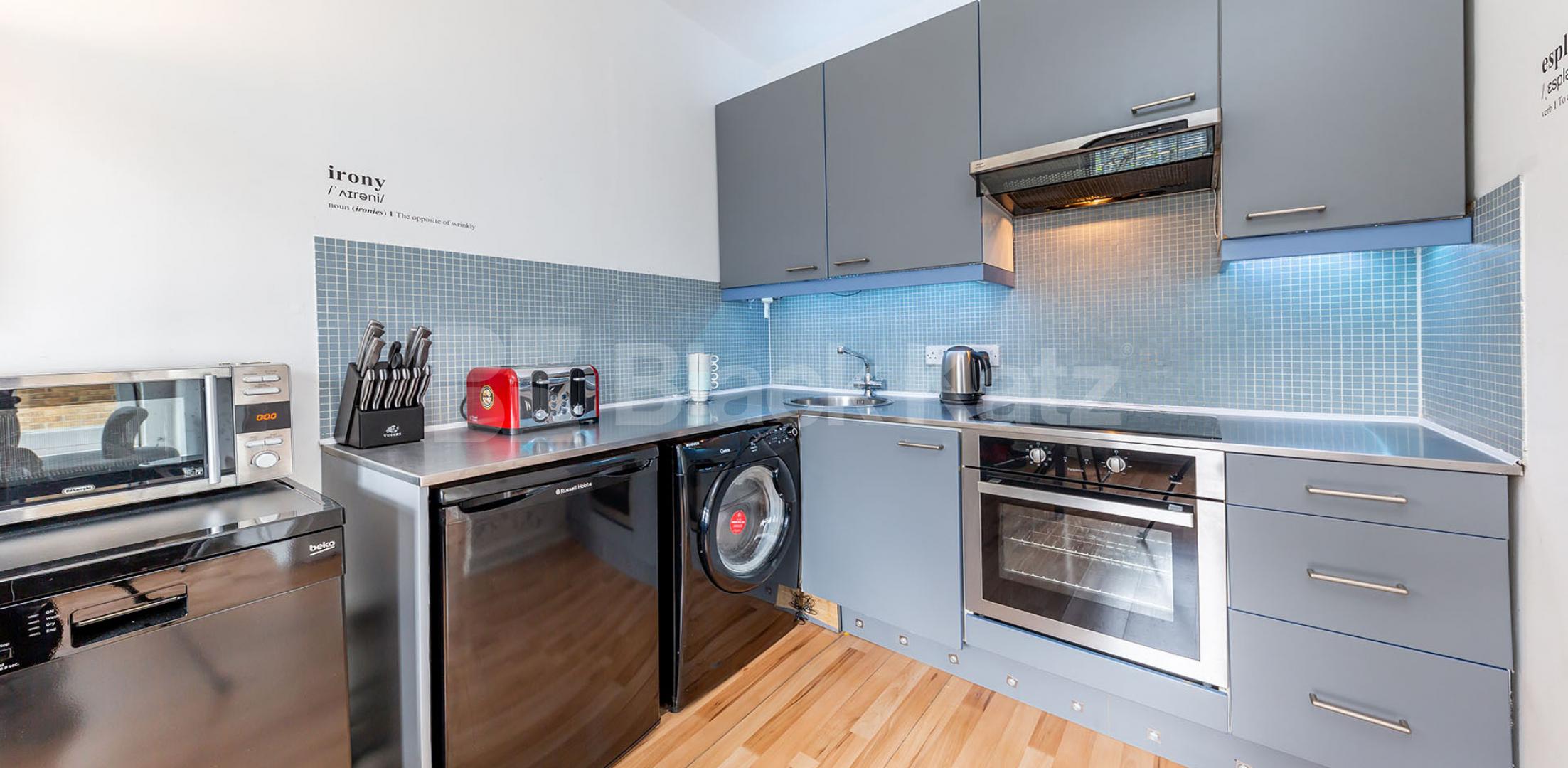 			2 BEDROOM MAISONETTE WITH ROOF TERRACE! MUST SEE, 2 Bedroom, 1 bath, 1 reception Maisonette			 Penton Street N1, ANGEL