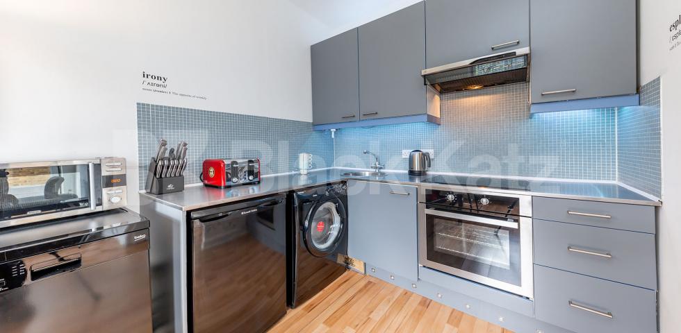 			2 BEDROOM MAISONETTE WITH ROOF TERRACE! MUST SEE, 2 Bedroom, 1 bath, 1 reception Maisonette			 Penton Street N1, ANGEL