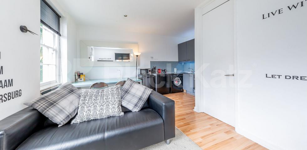 			2 BEDROOM MAISONETTE WITH ROOF TERRACE! MUST SEE, 2 Bedroom, 1 bath, 1 reception Maisonette			 Penton Street N1, ANGEL