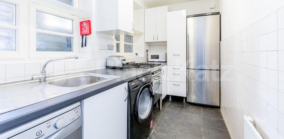			PERFECT FOR 3 SHARERS!, 2 Bedroom, 1 bath, 1 reception Flat			 Cromer Street, KINGS CROSS