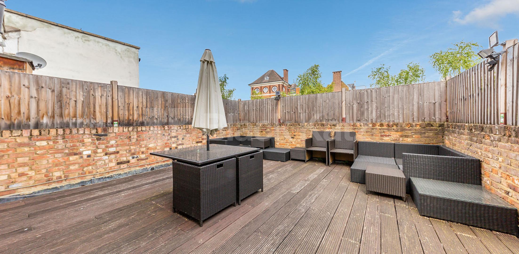 			2 BEDROOM MAISONETTE WITH ROOF TERRACE! MUST SEE, 2 Bedroom, 1 bath, 1 reception Maisonette			 Penton Street N1, ANGEL