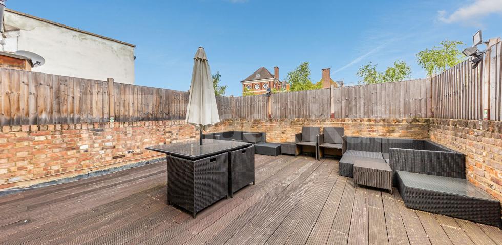 			2 BEDROOM MAISONETTE WITH ROOF TERRACE! MUST SEE, 2 Bedroom, 1 bath, 1 reception Maisonette			 Penton Street N1, ANGEL
