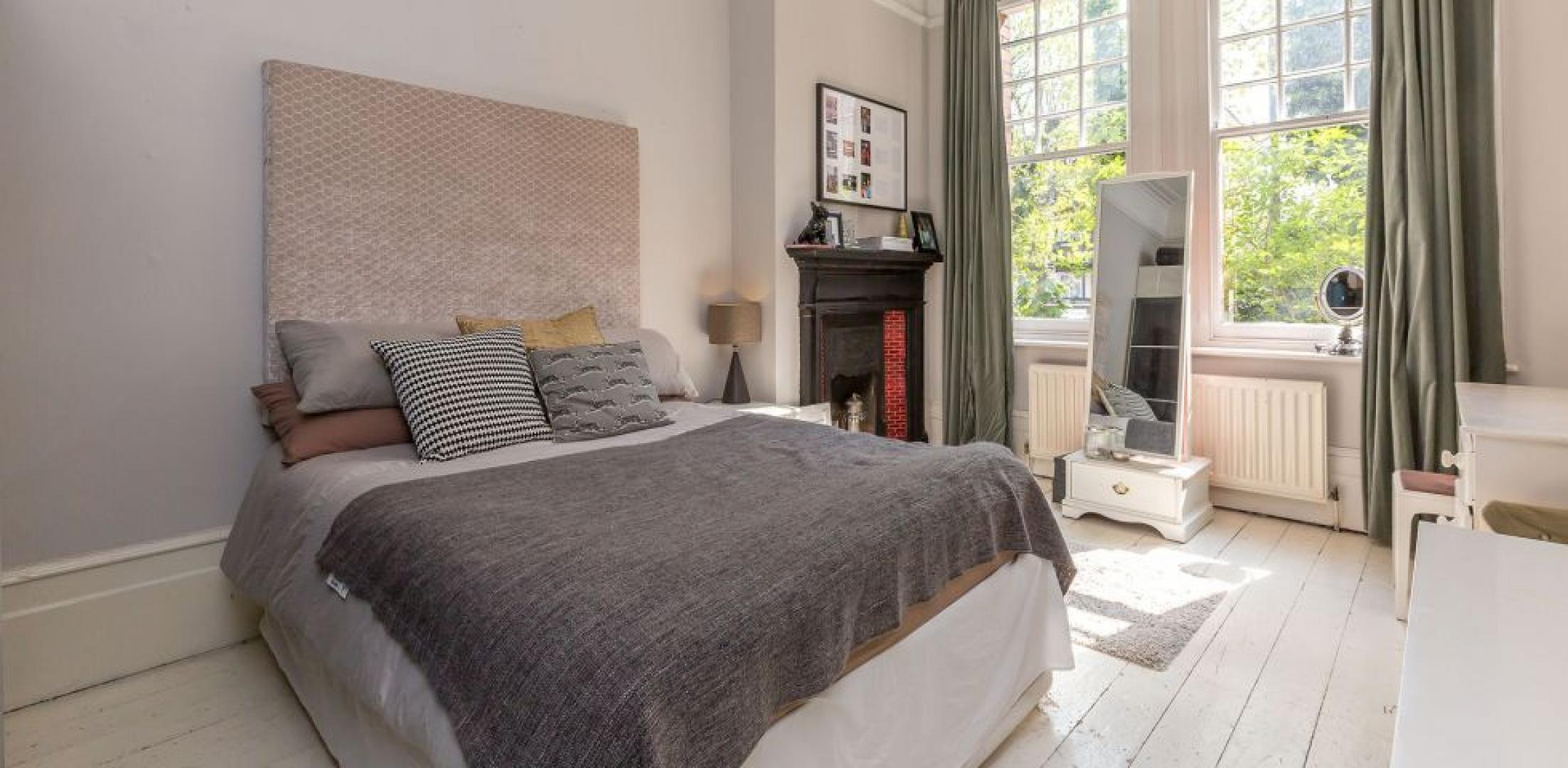 Large 4 bed set with a beautiful red brick mansion block Linden Mansions, Hornsey Lane, Highgate