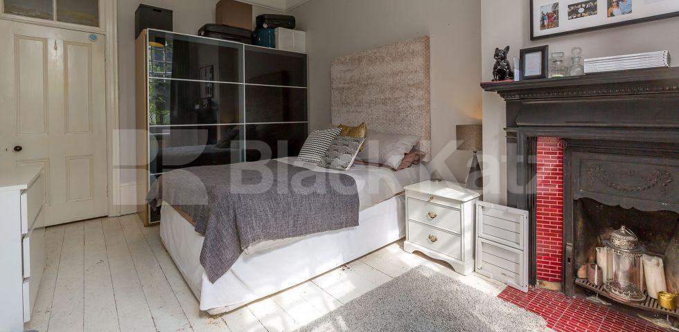 Large 4 bed set with a beautiful red brick mansion block Linden Mansions, Hornsey Lane, Highgate