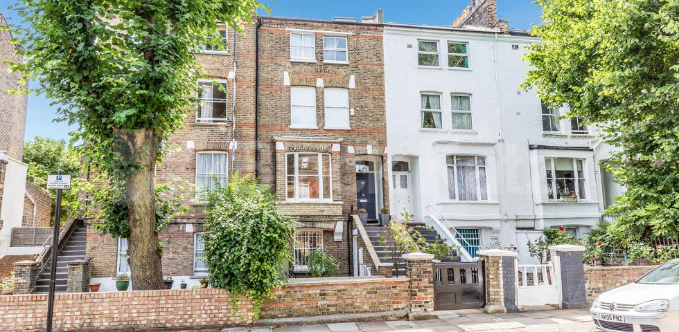 A spacious three double bedroom property located minutes to Caledonian Road Hartham Road, Caledonian Road