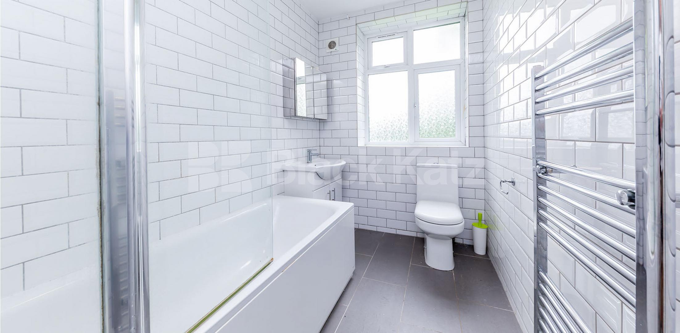 			AVAILABLE NOW!, 3 Bedroom, 1 bath, 1 reception Apartment			 Carleton Road , TUFNELL PARK  