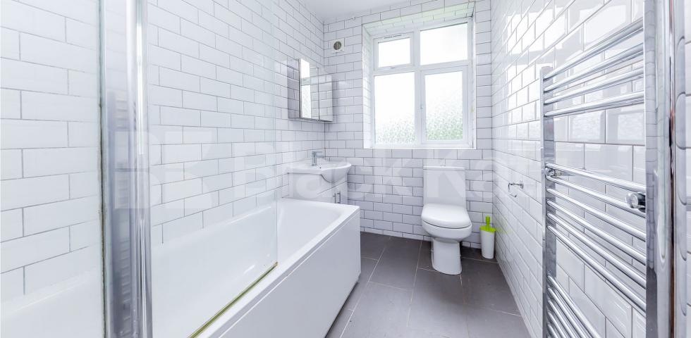 			AVAILABLE NOW!, 3 Bedroom, 1 bath, 1 reception Apartment			 Carleton Road , TUFNELL PARK  