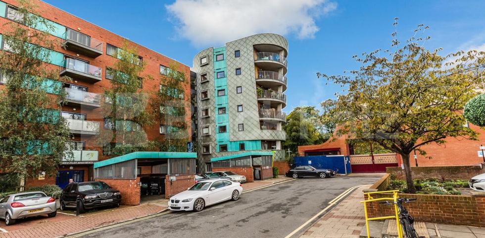 			NEW INSTRUCTION!, 2 Bedroom, 1 bath, 1 reception Apartment			 Clarendon Road , Turnpike lane