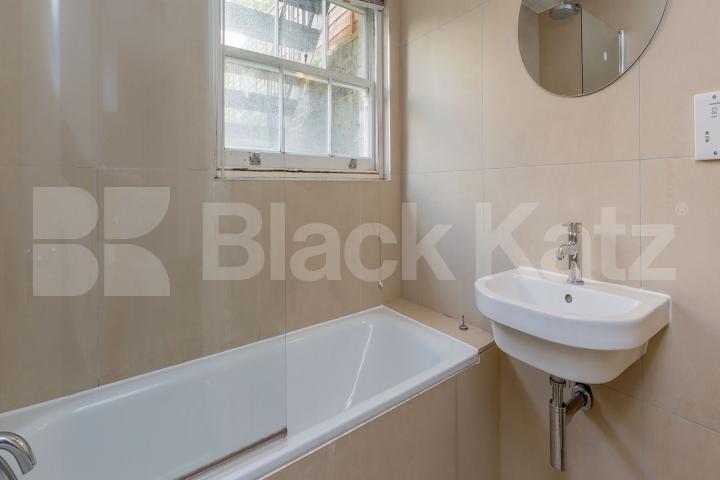 Stunning 3 bedroom with large terrace and garden in a zone 1 location Swinton Street, Kings Cross