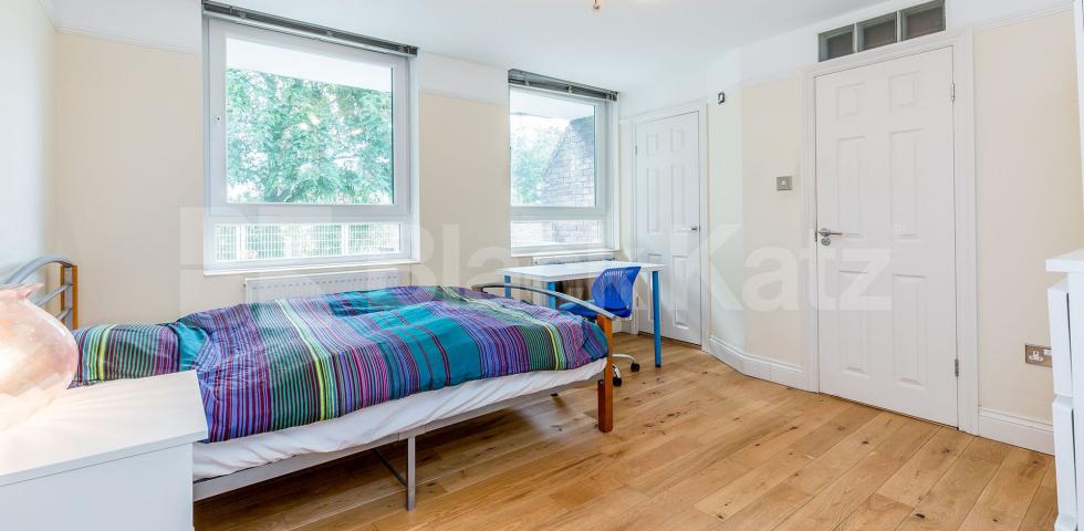 Modern three bed with big lounge wood floors and a modern kitchen & bathroom Kingsdown Road, Archway