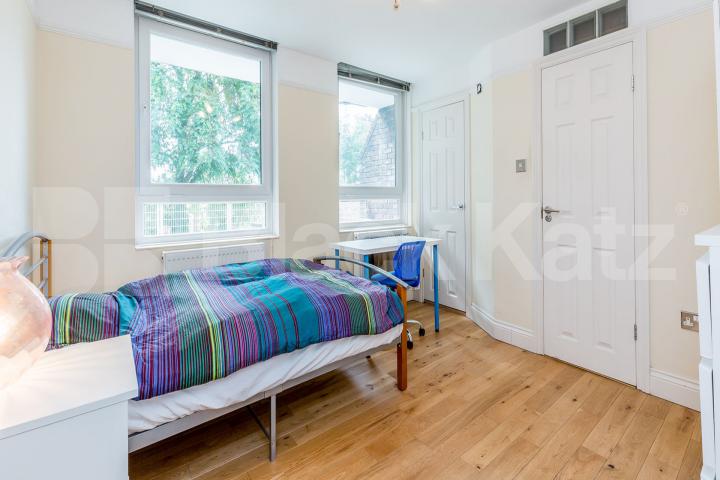 3 bed 2 bath property located within close proximity to Archway Kingsdown road, Archway