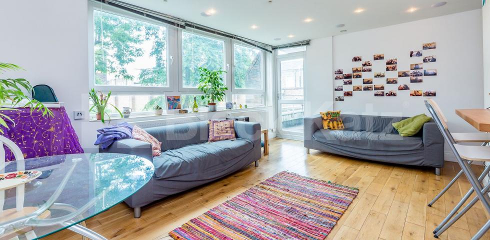 Modern three bed with big lounge wood floors and a modern kitchen & bathroom Kingsdown Road, Archway