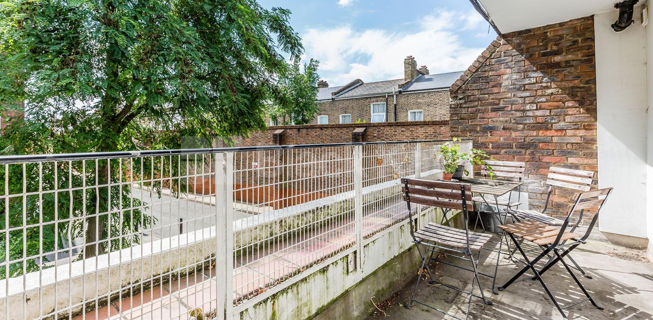 Modern three bed with big lounge wood floors and a modern kitchen & bathroom Kingsdown Road, Archway