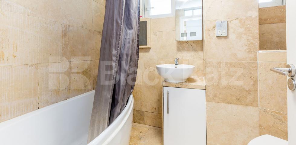 Modern three bed with big lounge wood floors and a modern kitchen & bathroom Kingsdown Road, Archway