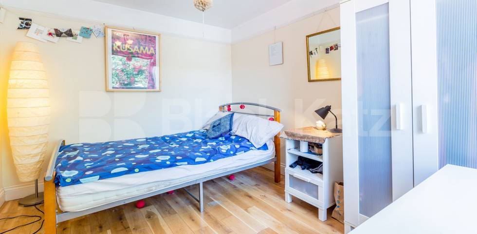 Modern three bed with big lounge wood floors and a modern kitchen & bathroom Kingsdown Road, Archway