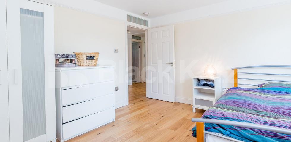 Modern three bed with big lounge wood floors and a modern kitchen & bathroom Kingsdown Road, Archway