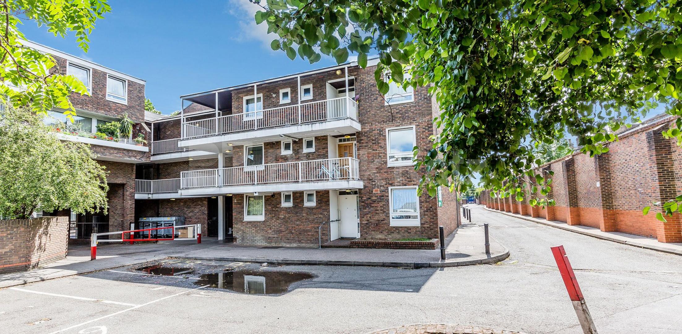 Modern three bed with big lounge wood floors and a modern kitchen & bathroom Kingsdown Road, Archway