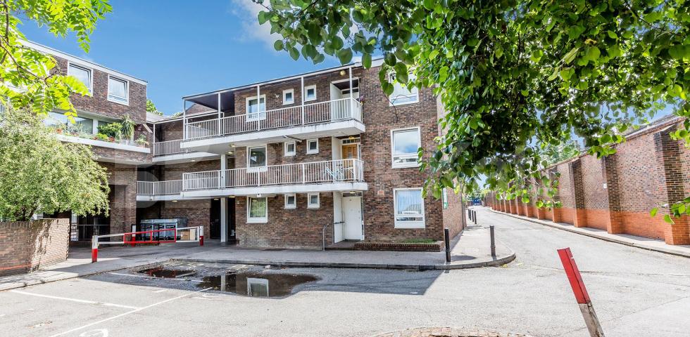 Modern three bed with big lounge wood floors and a modern kitchen & bathroom Kingsdown Road, Archway