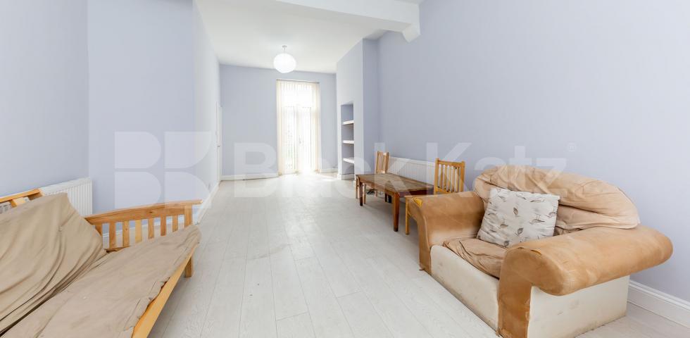 			GOOD FOR 4 SHARERS!, 3 Bedroom, 1 bath, 1 reception Apartment			 Newington Green Road, NEWINGTON GREEN-CANONBURY