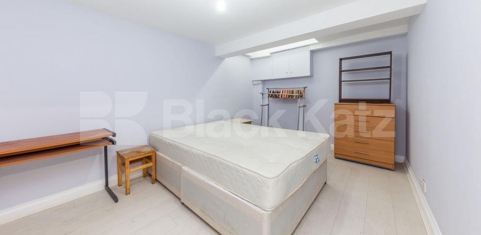 			GOOD FOR 4 SHARERS!, 3 Bedroom, 1 bath, 1 reception Apartment			 Newington Green Road, NEWINGTON GREEN-CANONBURY